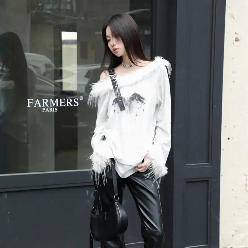 Elegantes Gothic-T-Shirt für Damen mit schulterfreiem Ausschnitt