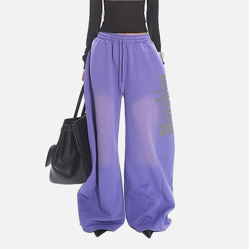 Atmungsaktive Jogginghose mit weitem Bein und lila Gothic-Buchstabenprint im Y2K-Stil