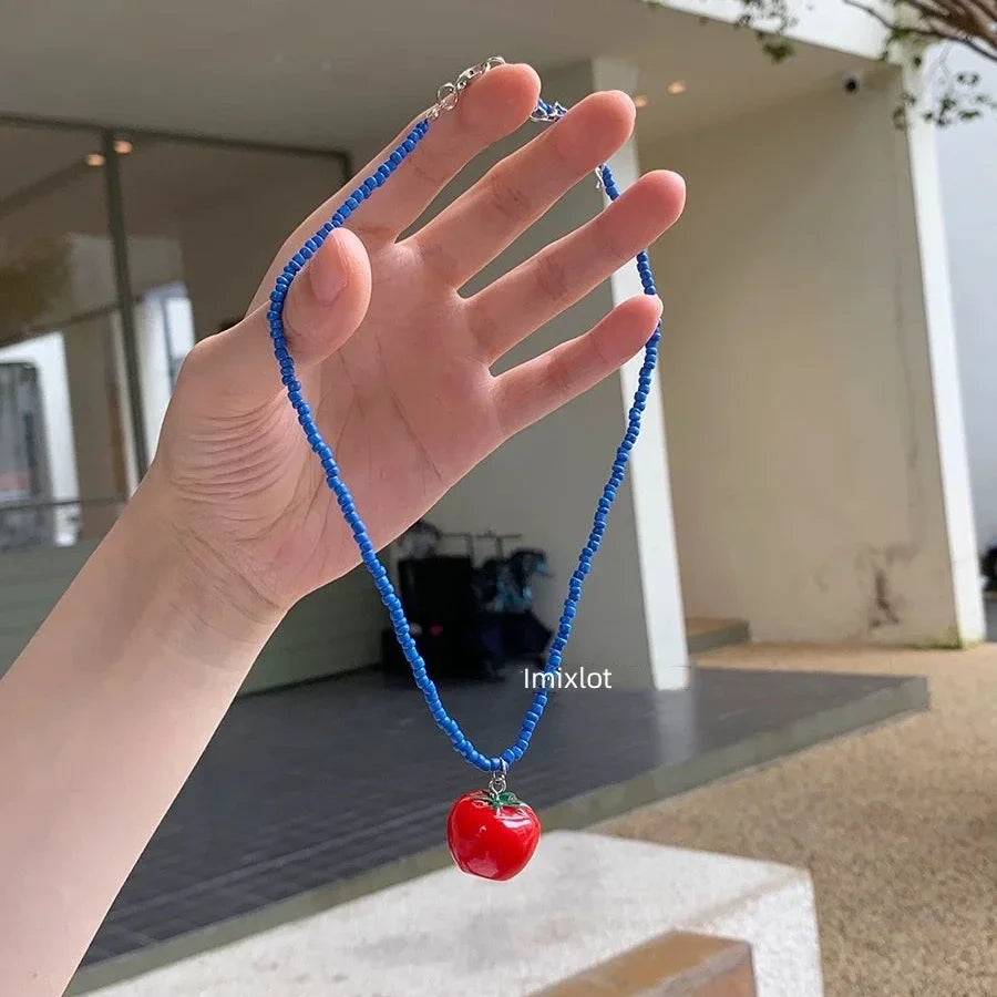 Collier avec pendentif tomate bleue à perles