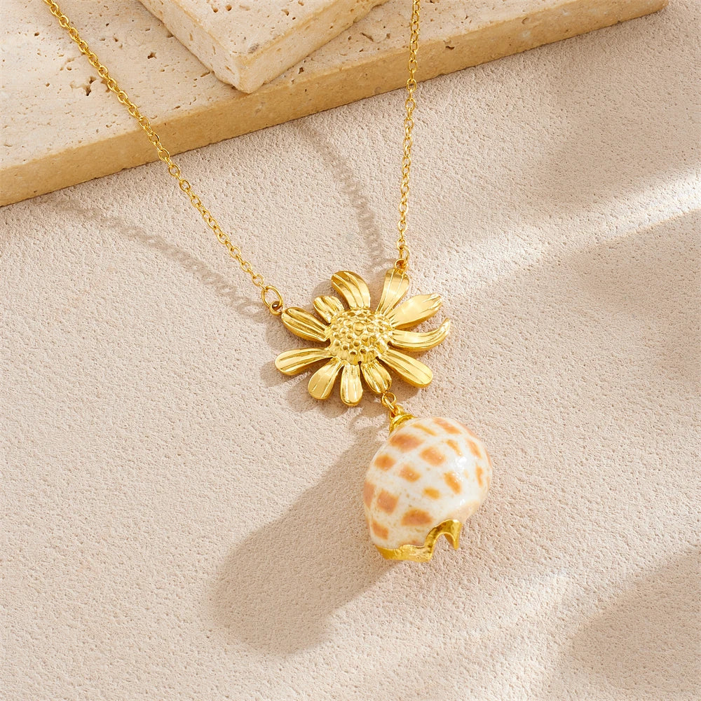 Collier style océan à fleurs irrégulières dorées
