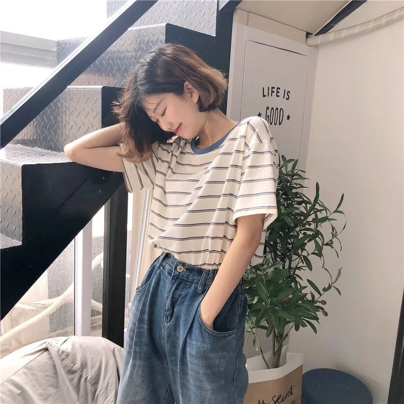 Zeitloses, minimalistisches T-Shirt mit Streifenmuster