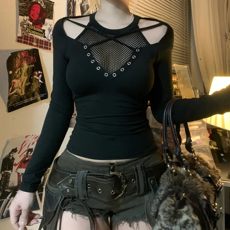 Einfarbiges, dunkles Gothic-T-Shirt mit unregelmäßigem Gittermuster