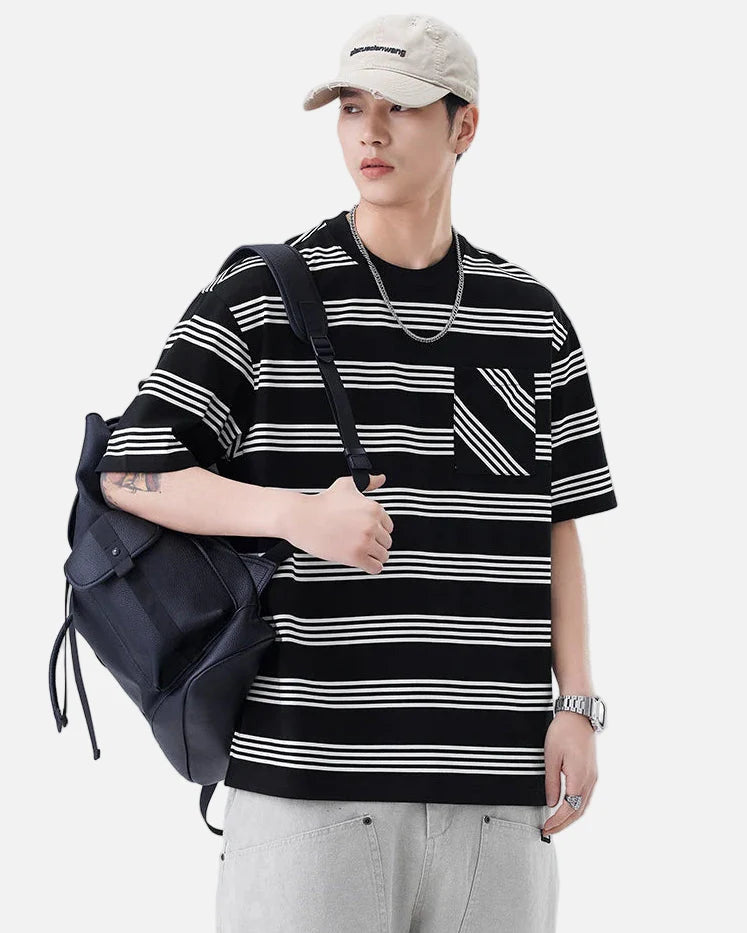 Schickes, locker geschnittenes T-Shirt mit Streifenmuster und Vordertasche