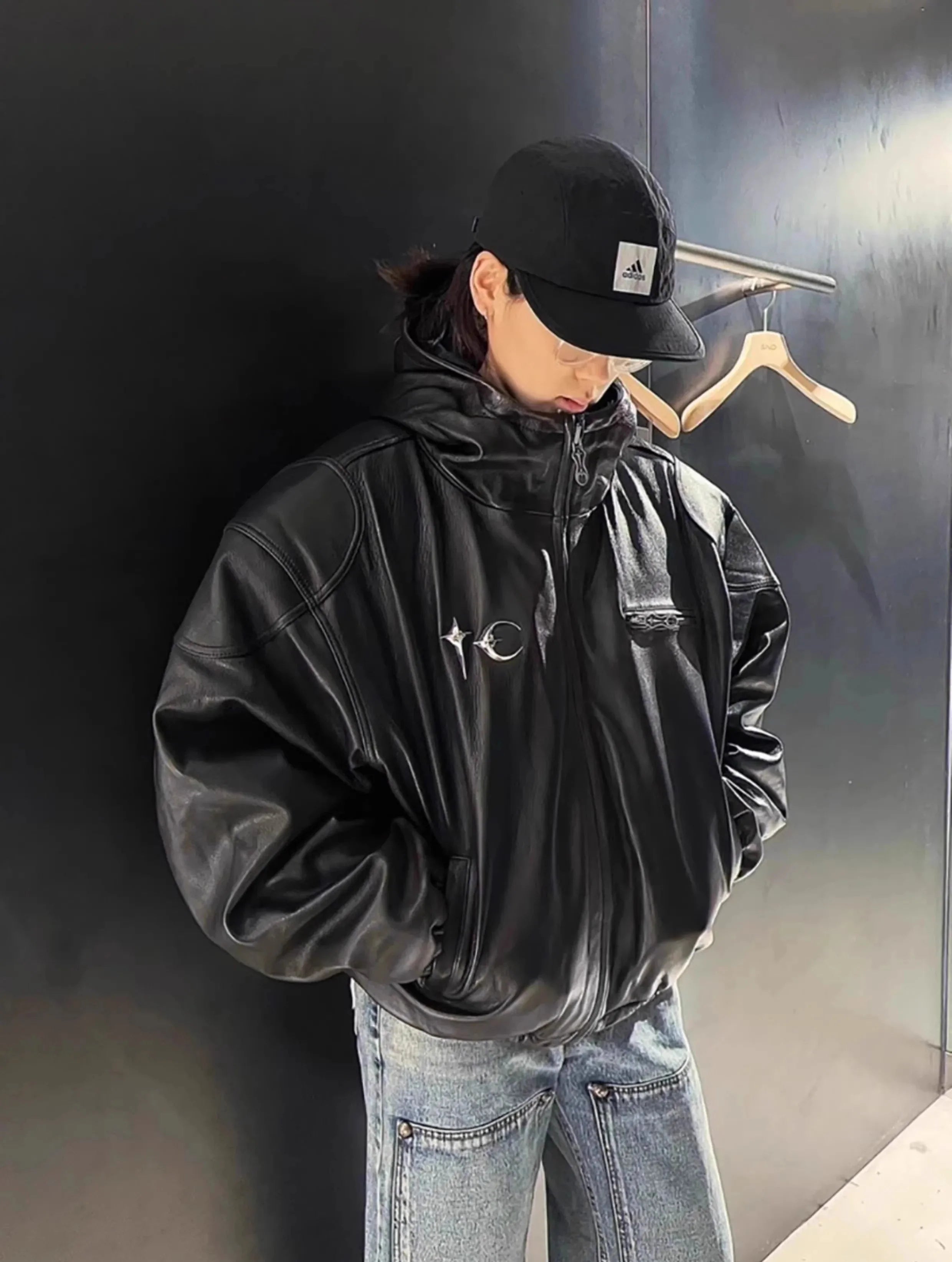 Schwere Motorrad-Lederjacke mit Kapuze