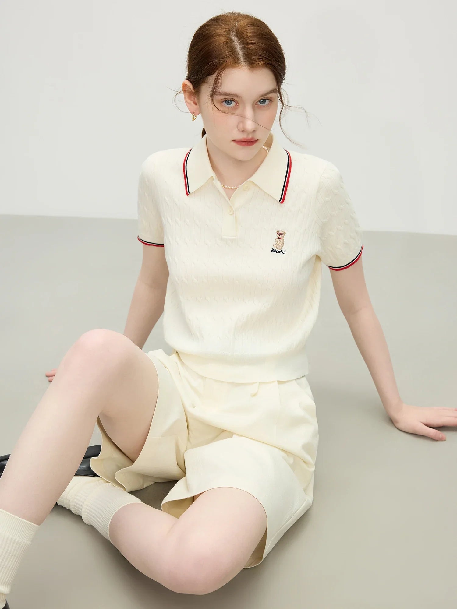 Damen-T-Shirt mit kontrastfarbiger Bärenstickerei
