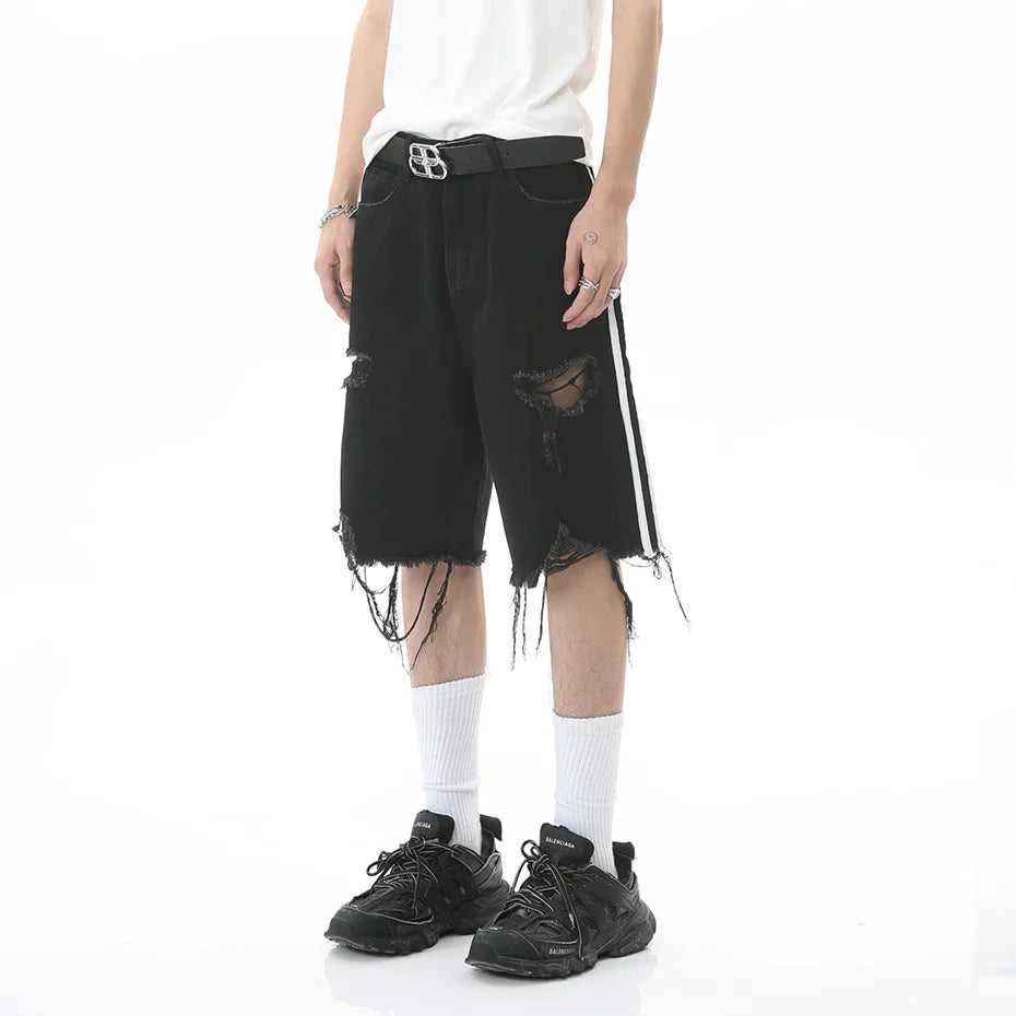 Jeansshorts mit Seitenstreifen und Rissen