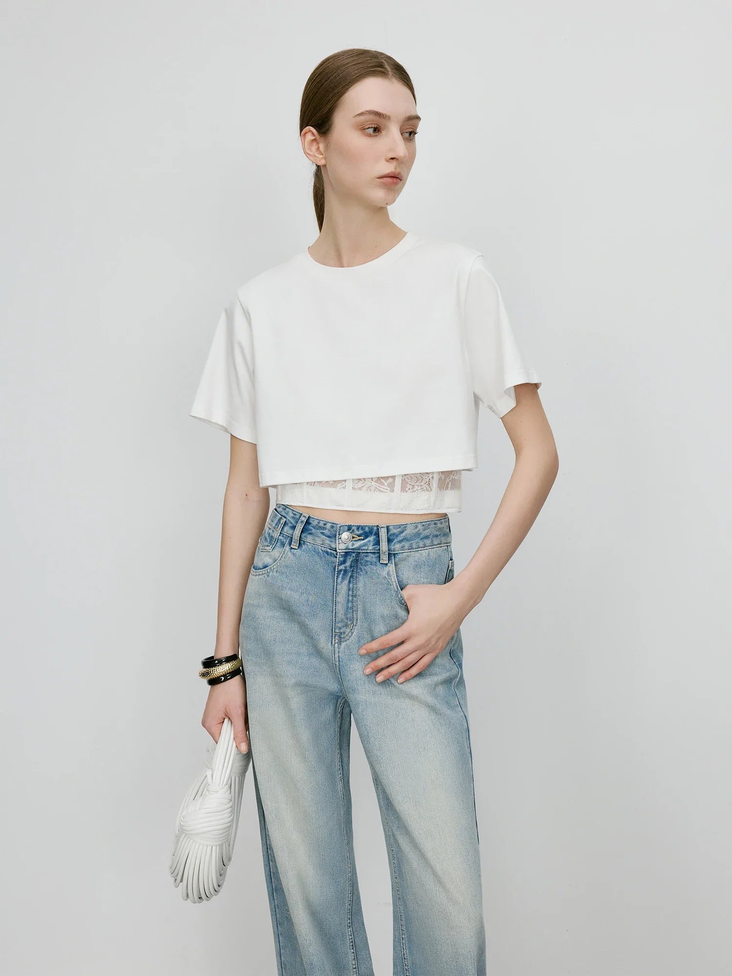 Schickes, bauchfreies T-Shirt mit Spitzeneinsatz