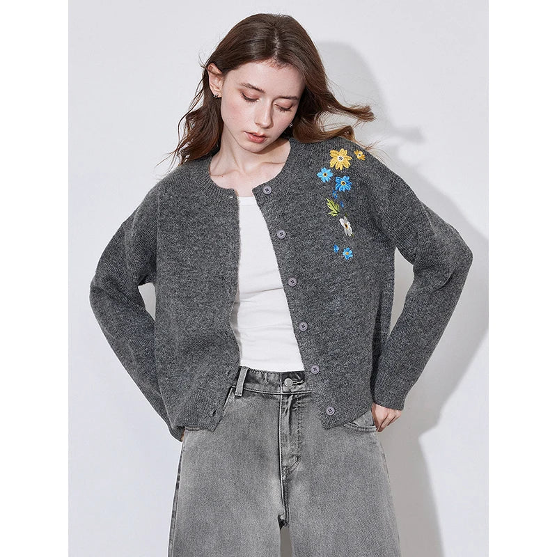 Rundhals-Strickjacke mit Blumenstickerei