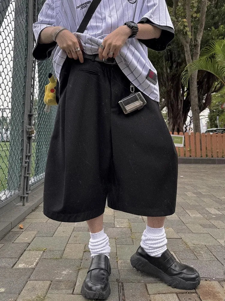 Schwarze, weiche, knielange Shorts mit weitem Bein