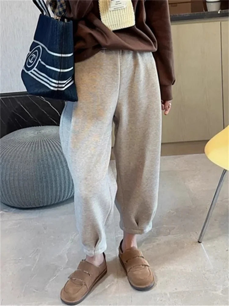 Lässig-schicke, hochgeschnittene, weite Fleece-Sweatpants