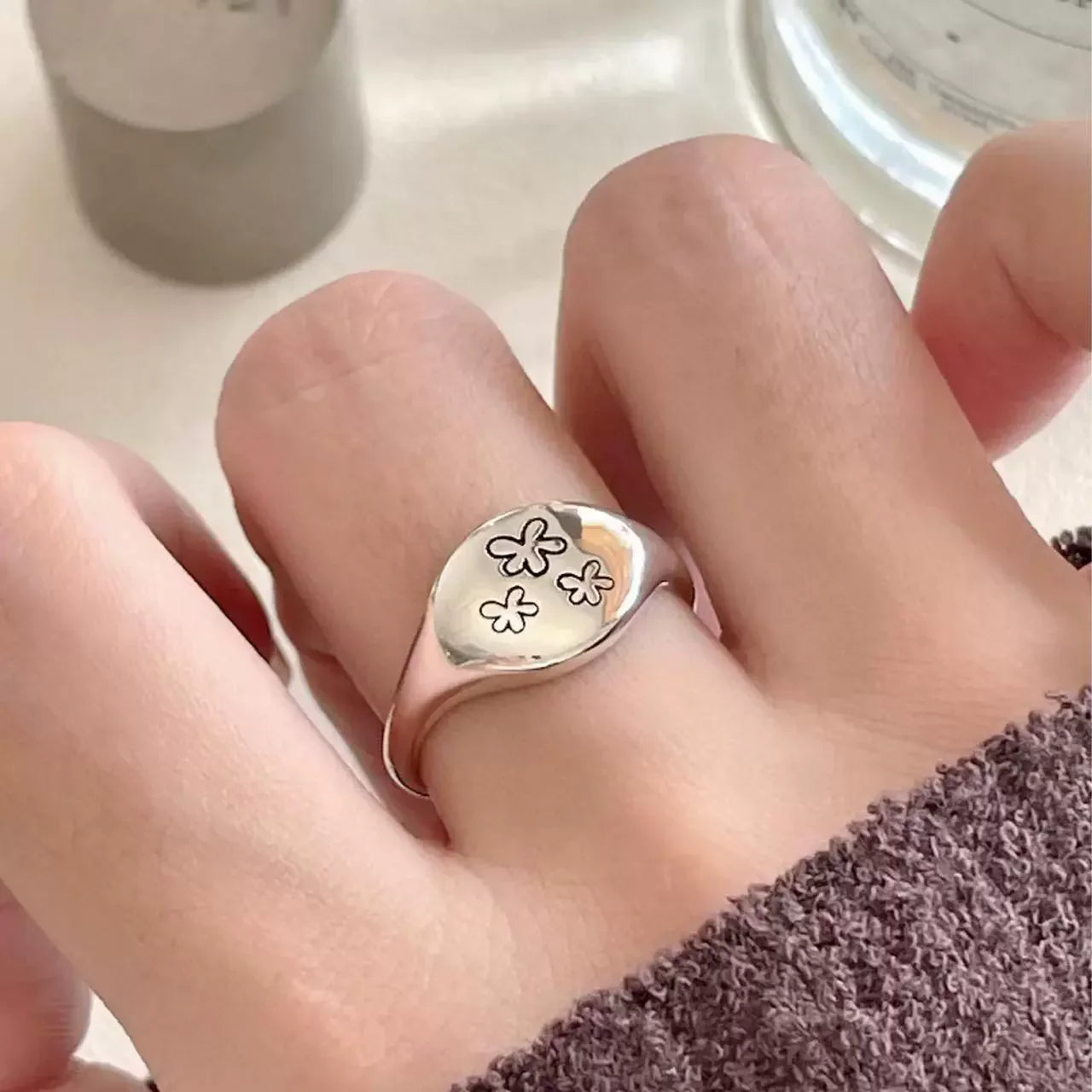 Minimalistischer Ring aus Sterlingsilber mit Blumenmuster