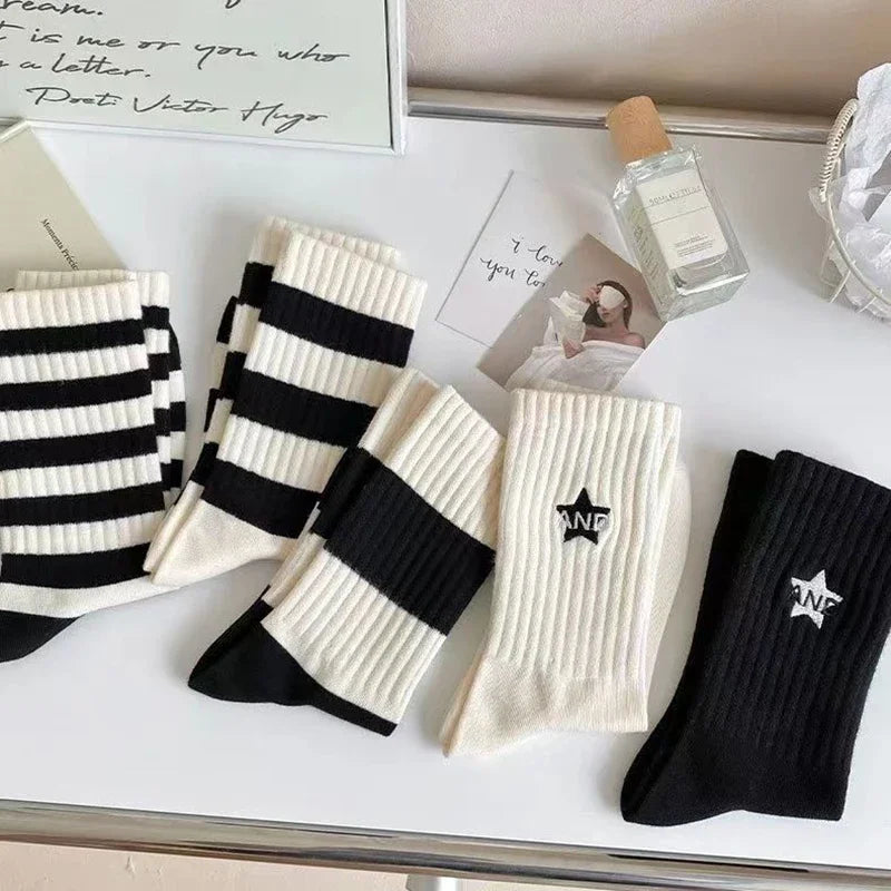 Chaussettes minimalistes noires et blanches