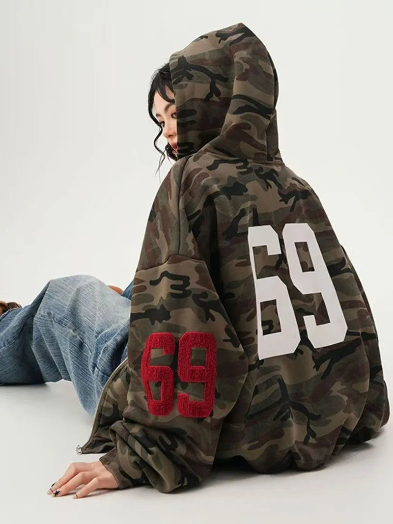 Herren Kapuzenpullover mit auffälligem Camouflage-Digitaldruck