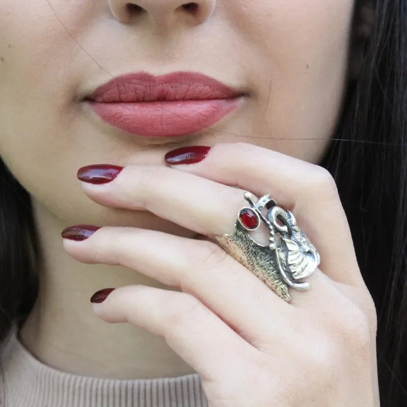 Extravagante Vintage-Ringe mit afrikanischem Elefantenmotiv und rotem Stein