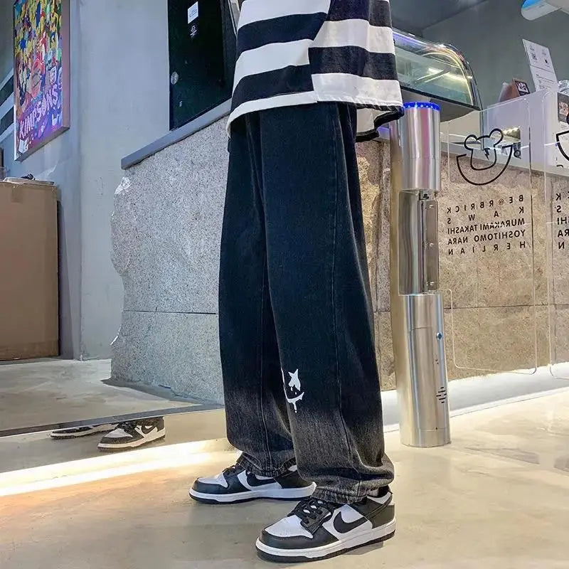 Vintage Oversize-Jeans mit weitem Bein und lächelndem Gesicht