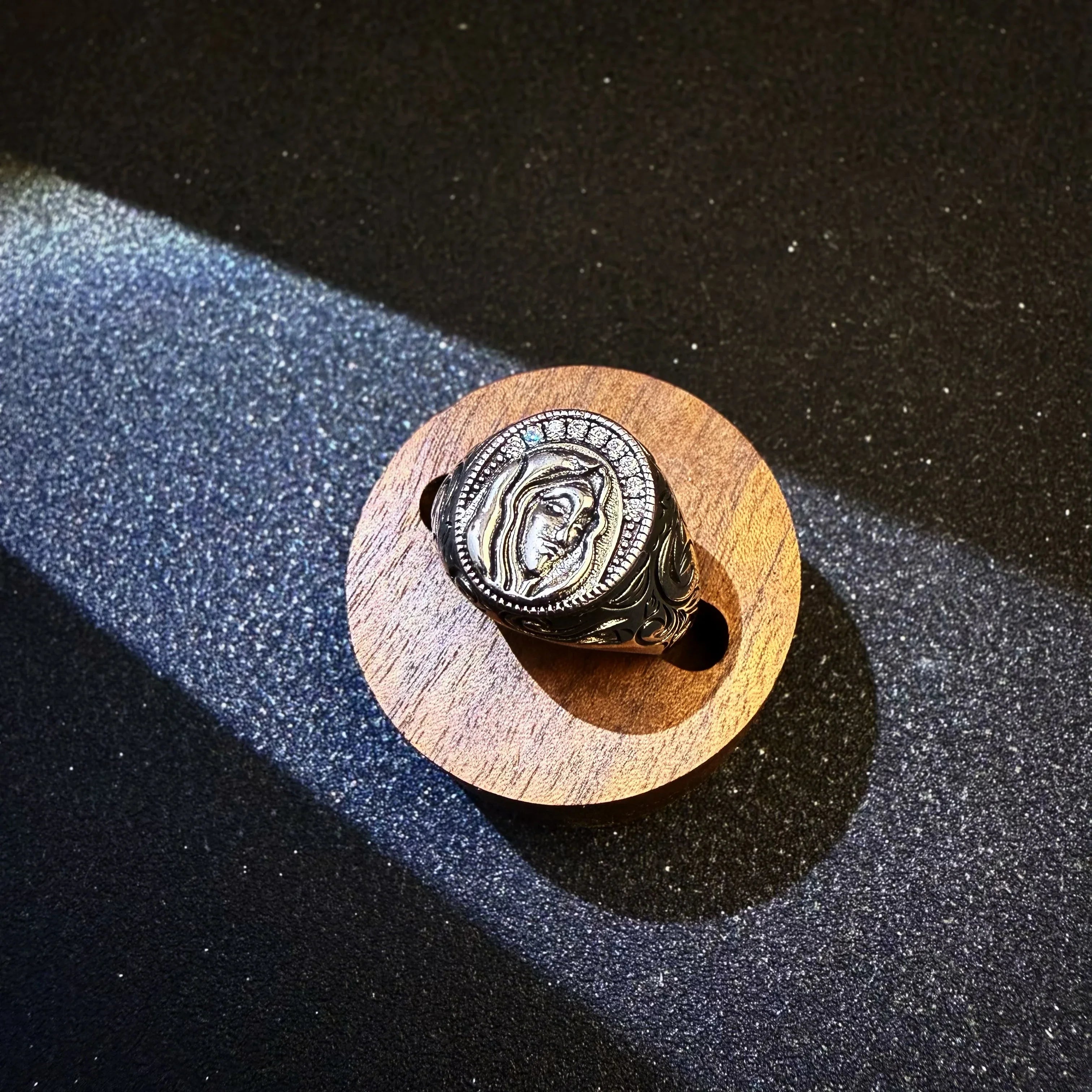 Verstellbarer offener Ring aus gotischem Stil mit der Jungfrau Maria