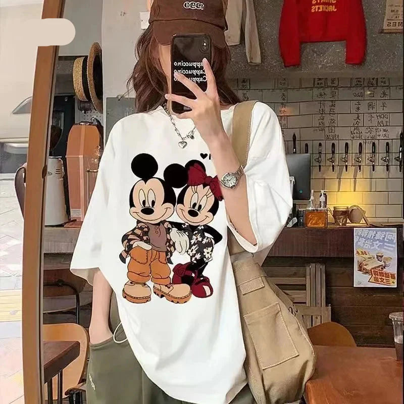 Weiches weißes Mickey-Mouse-T-Shirt mit halber Schulterpartie