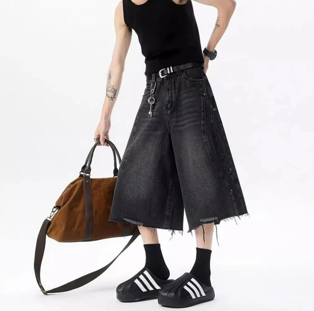 Herbstliche, einfarbige, weite, verkürzte Jeansshorts