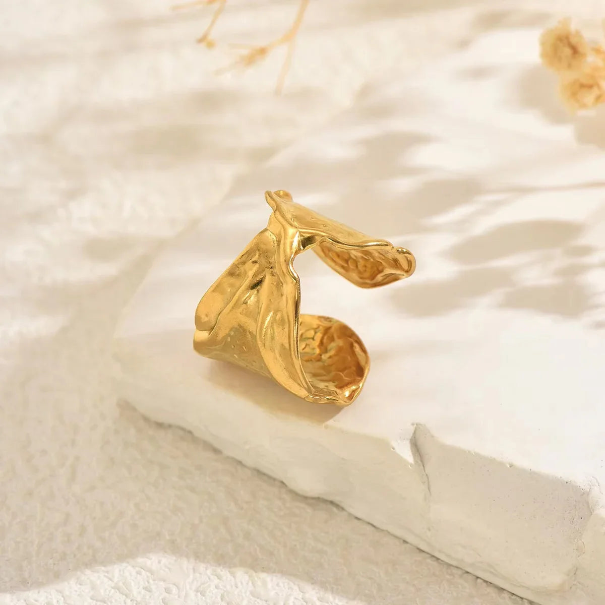 Offener Ring in Blattform mit Goldstruktur