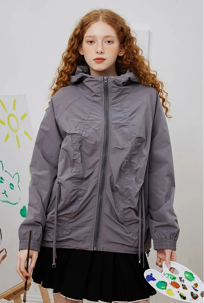 Minimalistische, plissierte, locker geschnittene Windjacke mit Kapuze