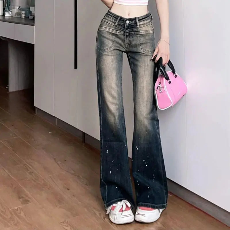 Scharfe, gerade geschnittene Jeans im Spicy Girl Style mit niedrigem Bund