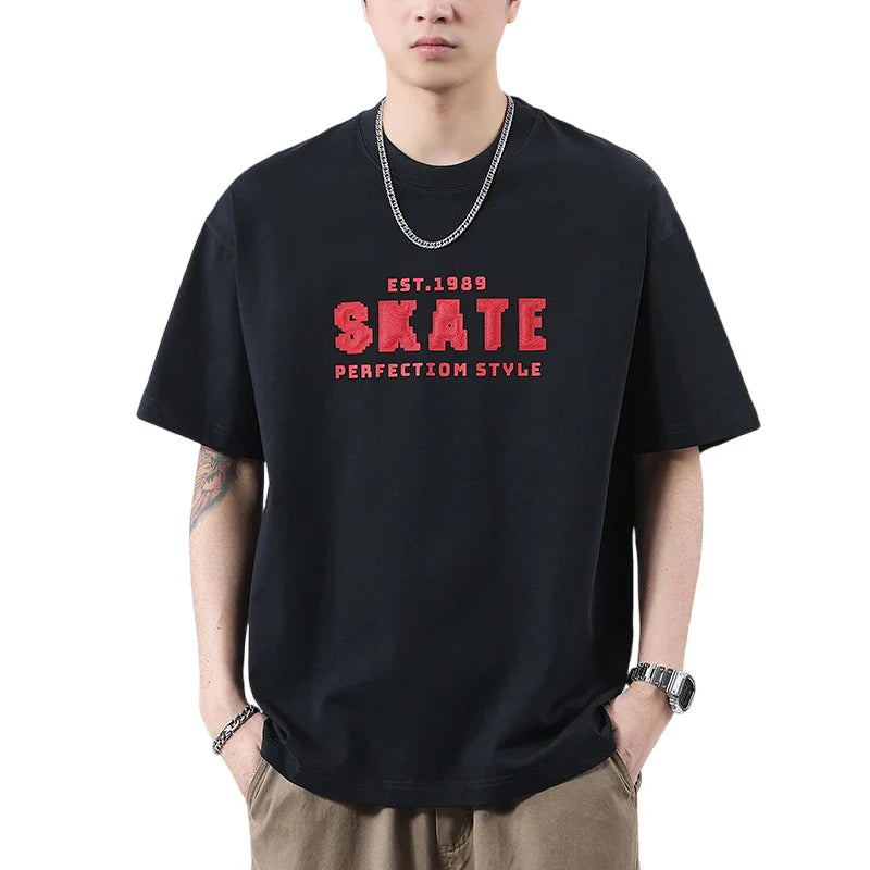 Hochwertiges, gestricktes T-Shirt im amerikanischen Stil mit Print