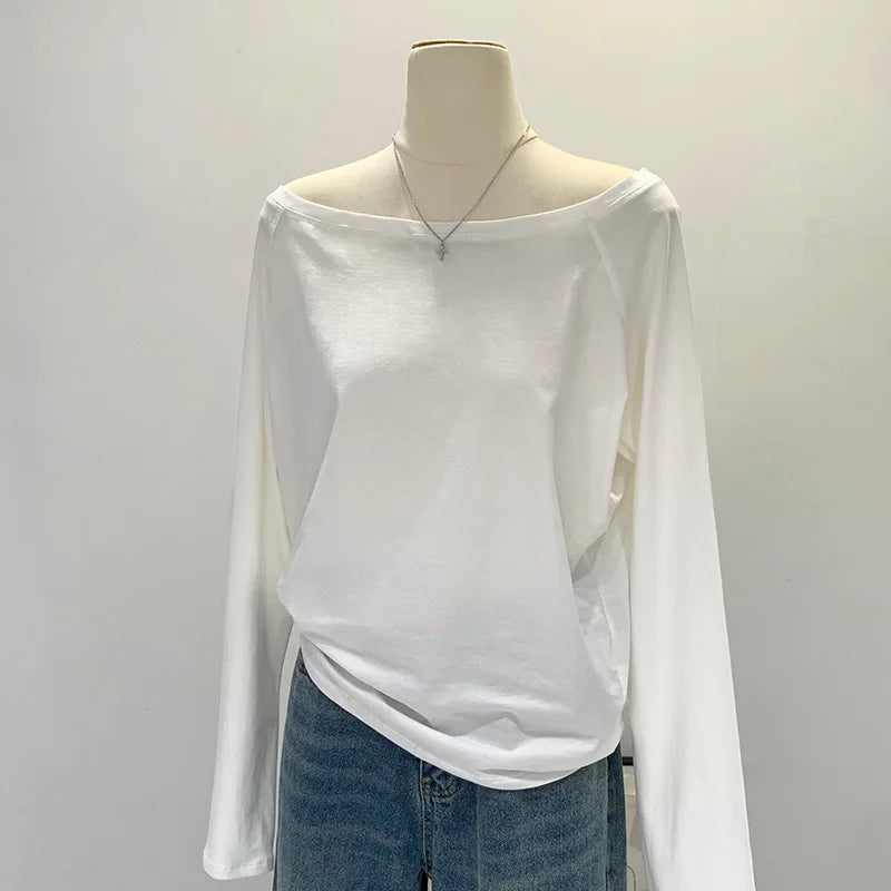 Gemütliches, langes Baumwoll-T-Shirt mit einem Schulterträger