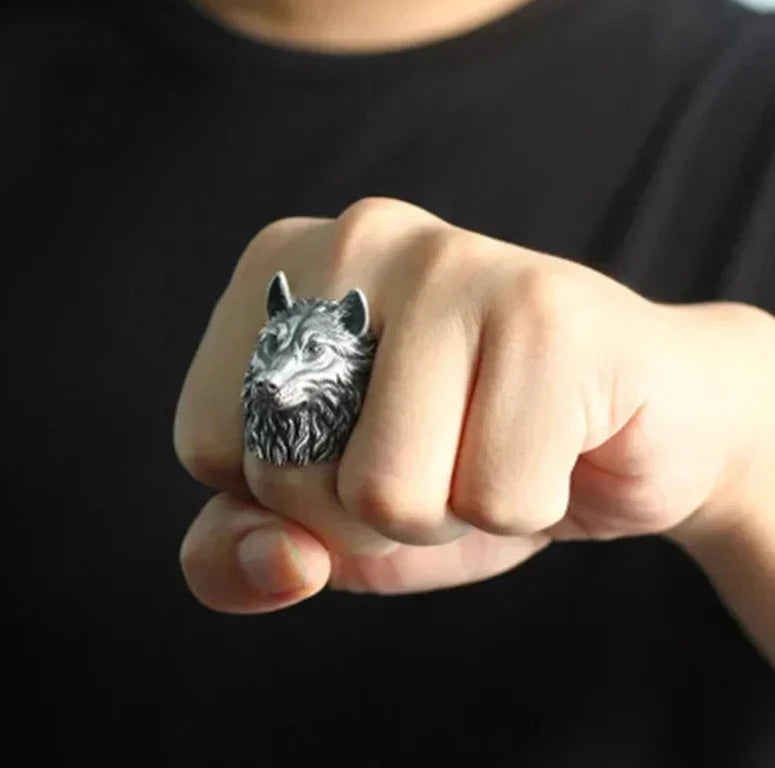 Wolfskopfring im Retro-Punk-Stil