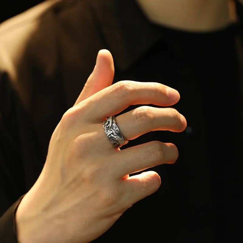 Silberner Retro-Gothic-Ring mit offenem Zeigefinger