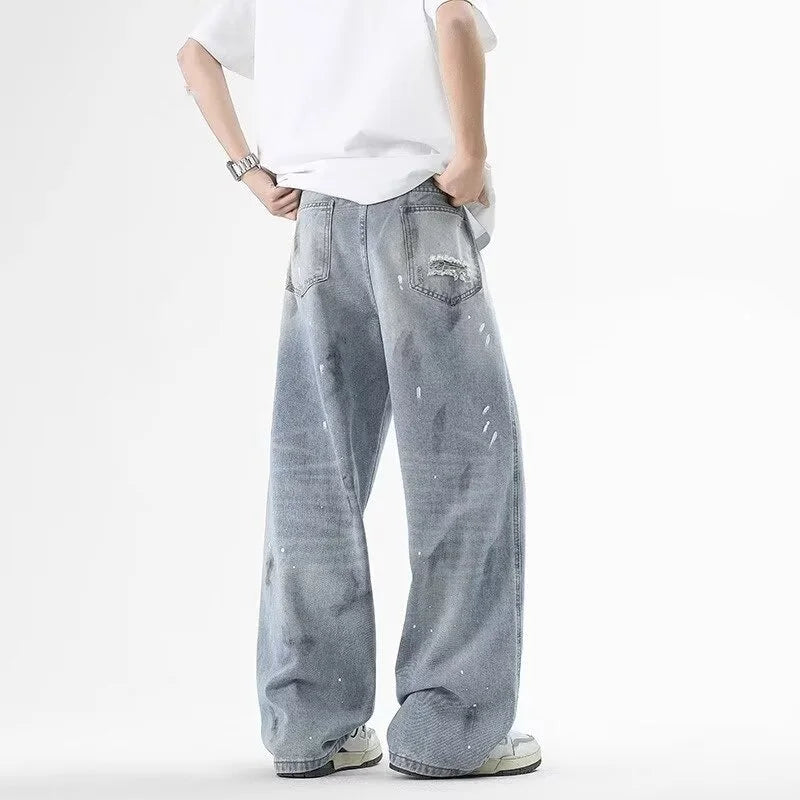 Zerrissene, weite Jeans mit Graffiti-Print