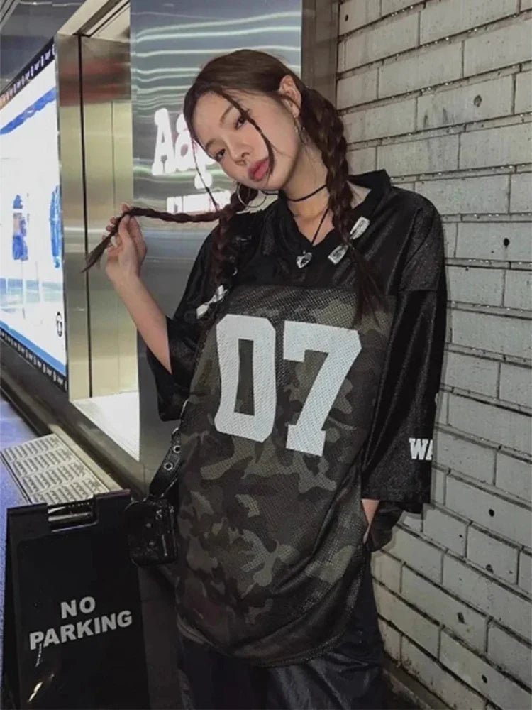 Damen-Sport-T-Shirt im urbanen Camouflage-Look
