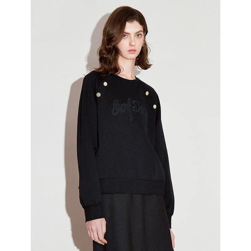 Luxuriöses schwarzes Sweatshirt mit bestickten Knöpfen