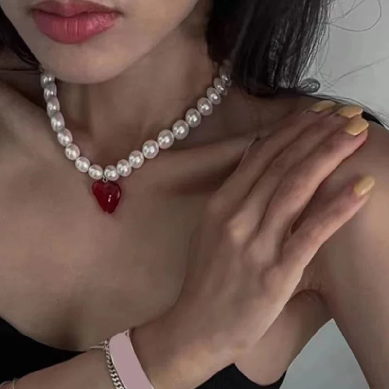 Collier ras du cou en perles rouges en forme de cœur audacieux