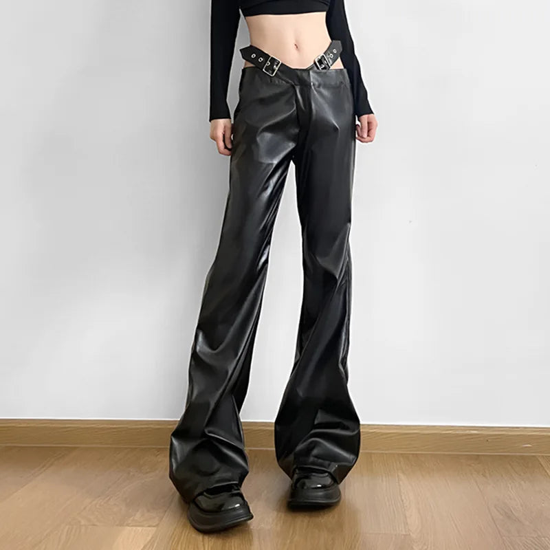 Gothic-Lederhose mit hohem Bund und Metallgürtel