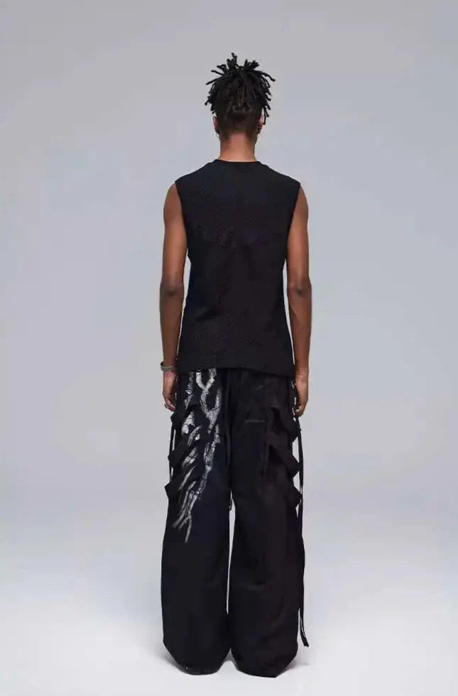 Hosen mit dunklem Sprühlack-Design und Taschen