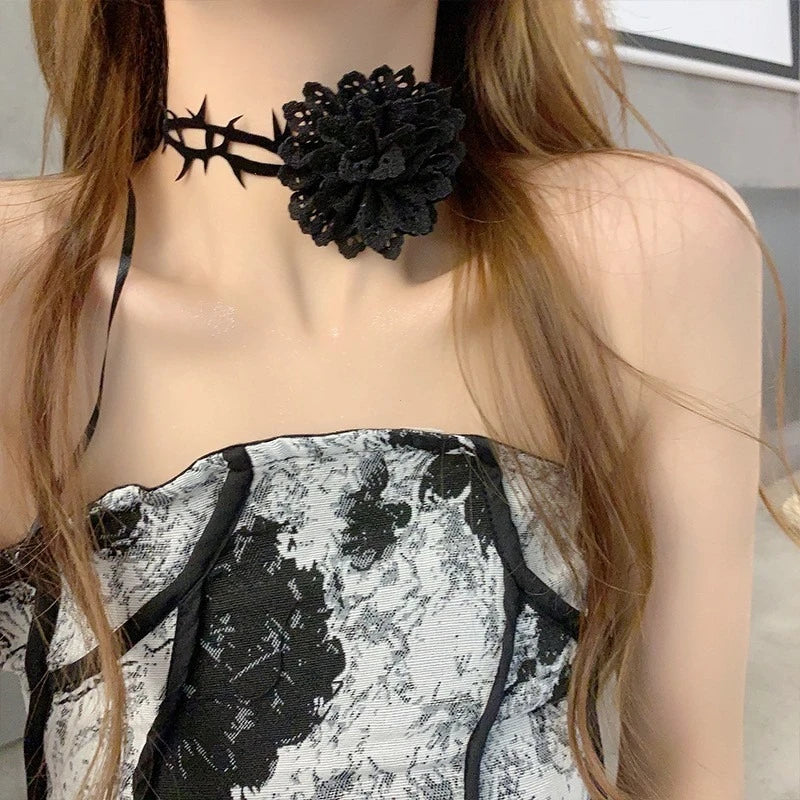Gothic Halskette mit Anhänger aus schwarzen Rosendornen