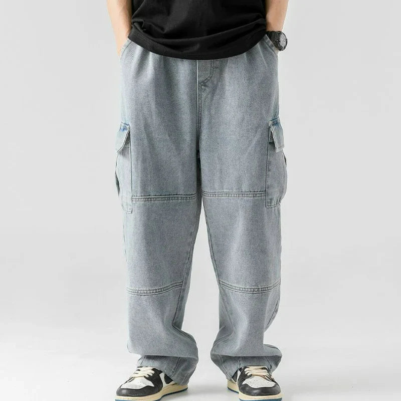 Strapazierfähige, abgenutzte Cargo-Jeans für den Arbeitsalltag