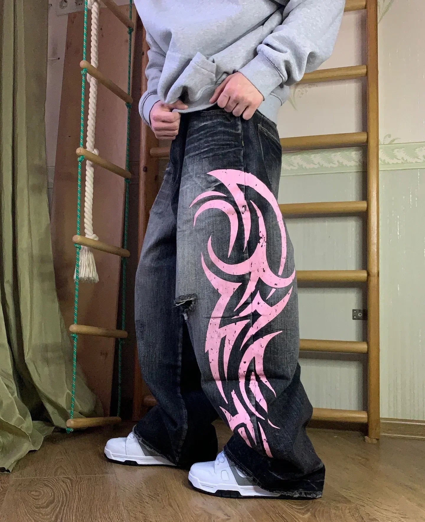 Jeans mit pinkfarbenem Flammenemblem-Doodle-Print