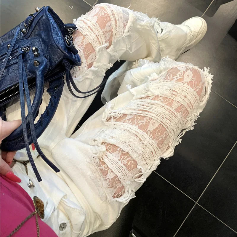 Weiße, hochgeschnittene Jeans mit Rissen und Spitzeneinsätzen