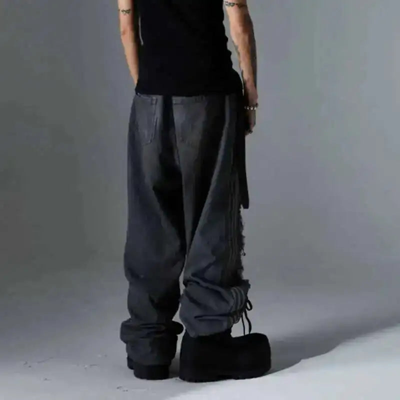 Stylische Jeans im amerikanischen Punk-Patchwork-Streifen-Stil