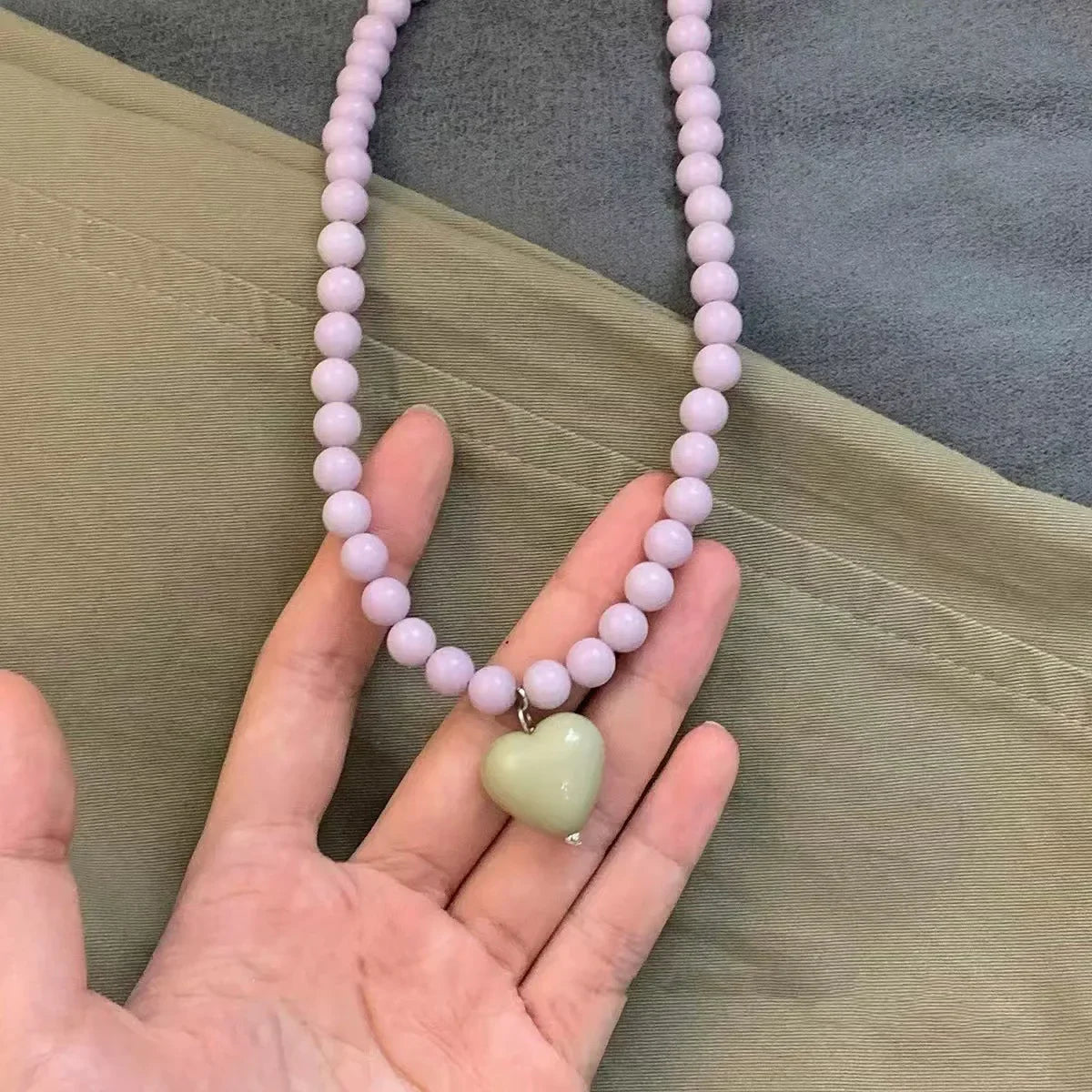 Bunte Perlenkette mit Herzanhänger