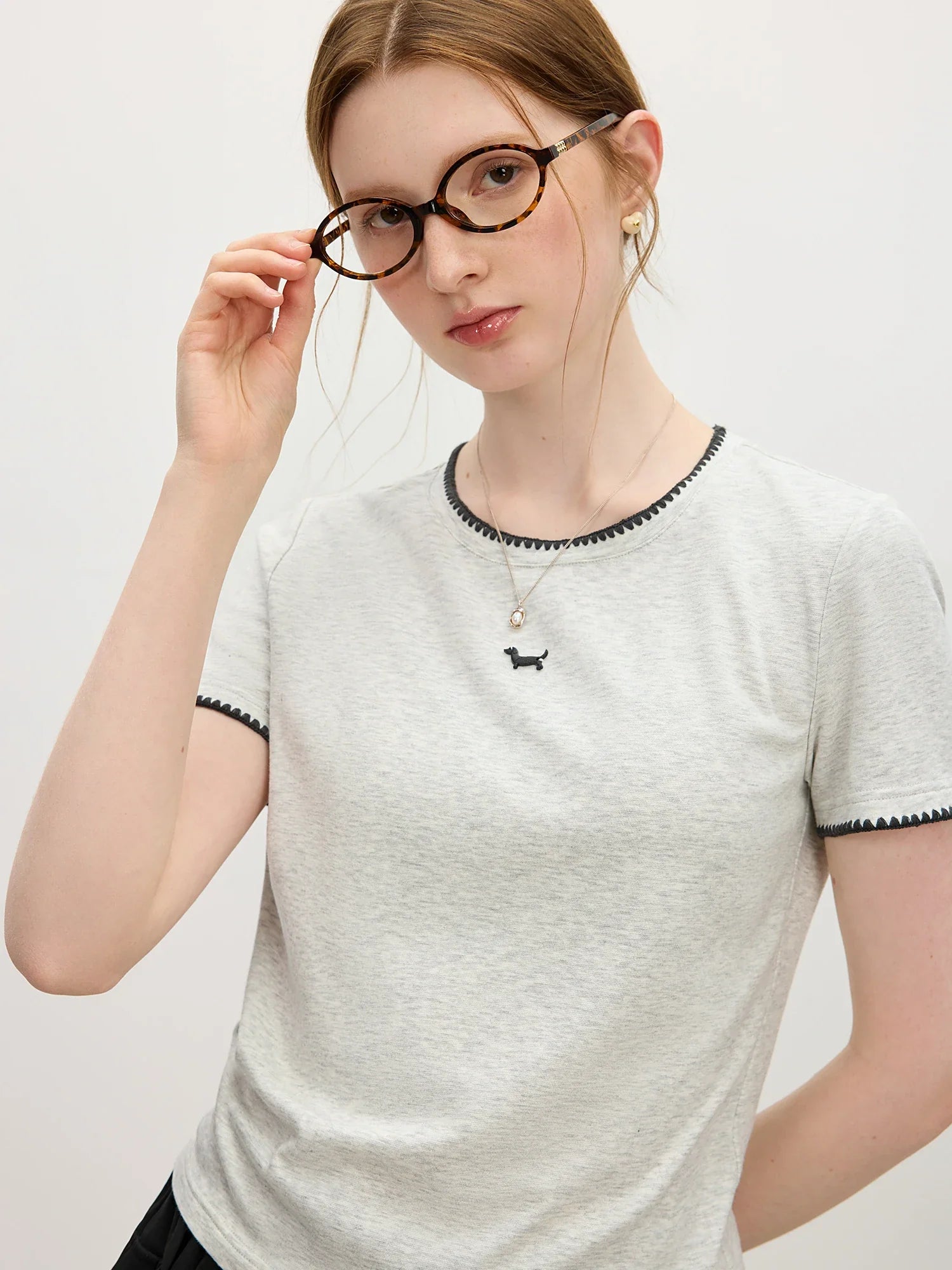 T-Shirt mit bestickter Muschel und Welpenmotiv in Kontrastfarbe
