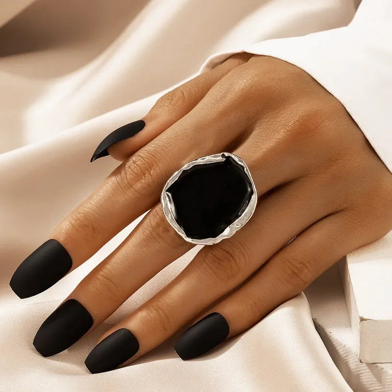 Großer schwarzer unregelmäßiger gotischer Ring