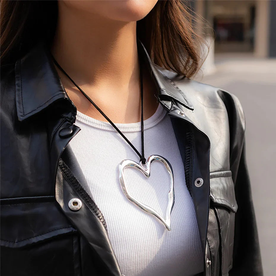 Collier cœur creux exagéré