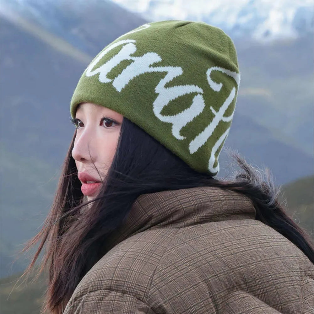 Bonnet en laine jacquard noire avec inscription