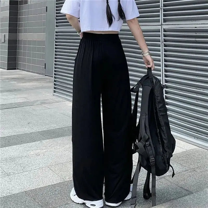 Weite Hose mit schwarzem Schmetterlingsstickmuster