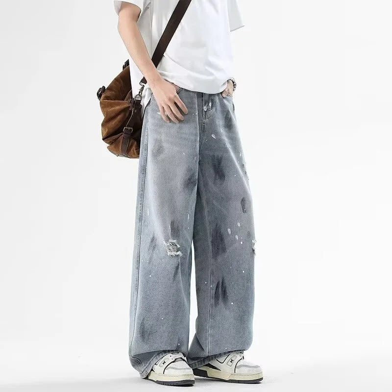 Zerrissene, weite Jeans mit Graffiti-Print