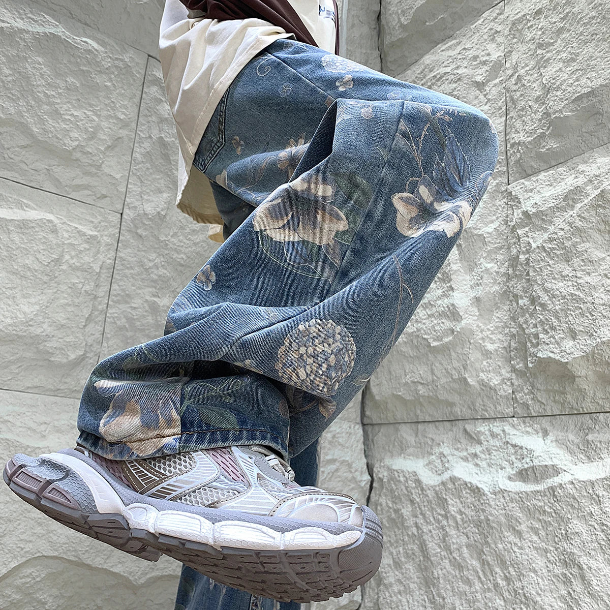 Coole, trendige Jeans mit Blumenmuster und lockerer Passform