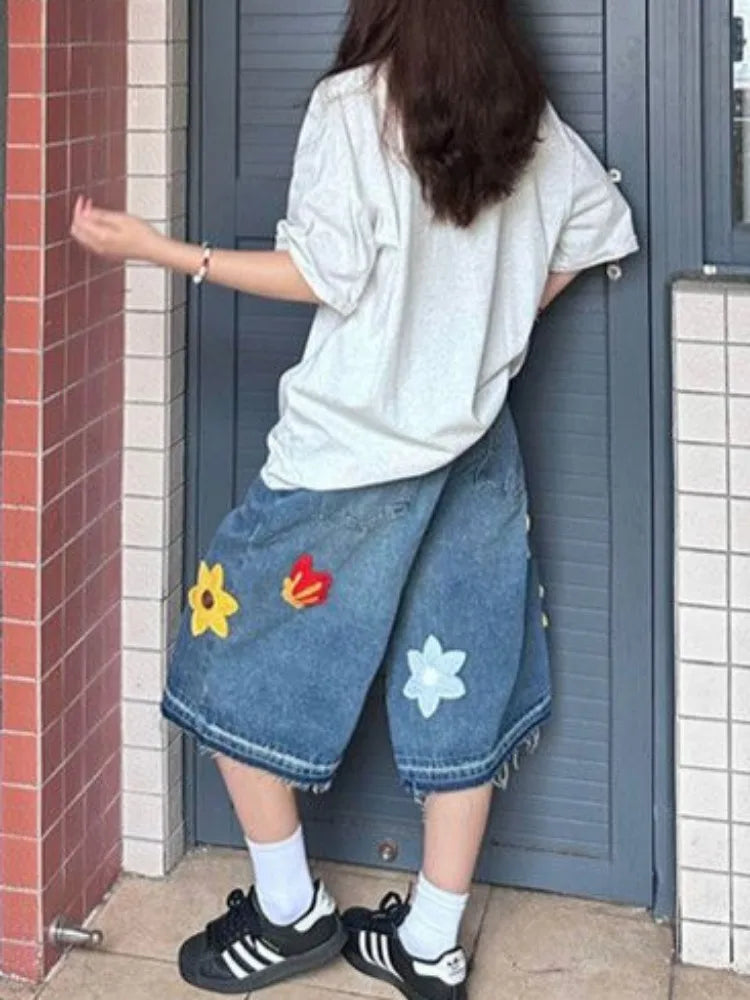 Short en jean taille haute à fleurs bleues