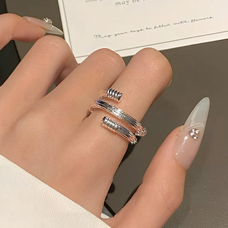 Damenring aus Sterlingsilber mit geometrischem Skelettmotiv